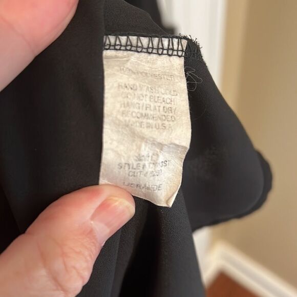 2tee Couture black blouse with lace and flowy sleeve - Picture 5 of 5